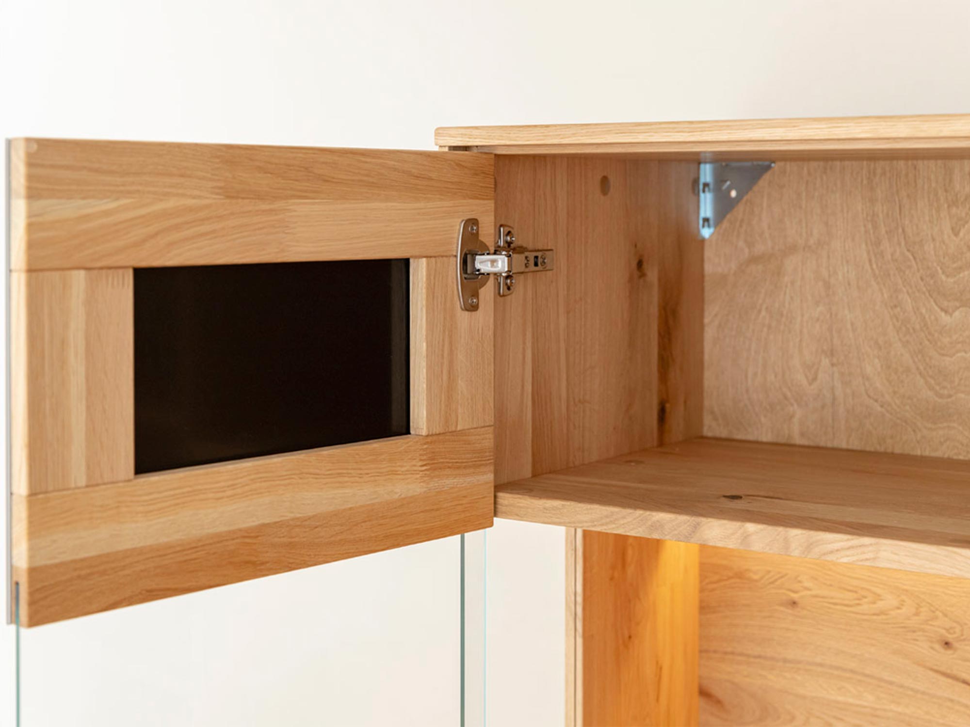 Detal konstrukcji witryny z litego drewna z otwartą szafką