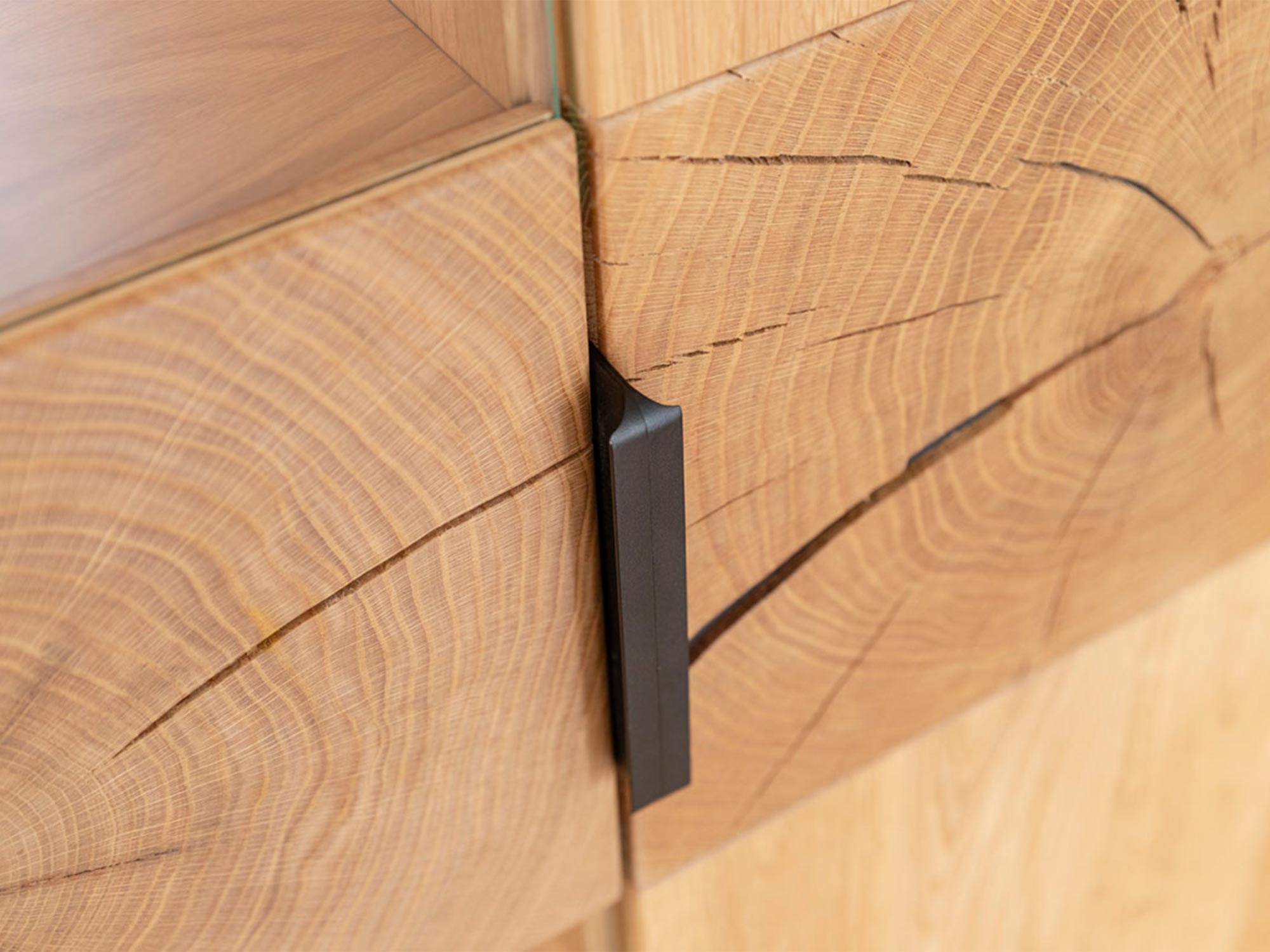 Naturalne usłojenie drewna dębowego w detalu frontu