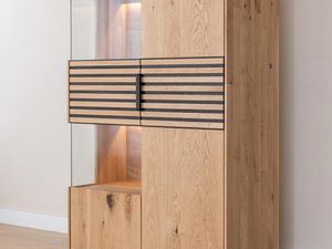 Miniaturka 1 - Drewniana witryna z eleganckimi detalami i podświetleniem