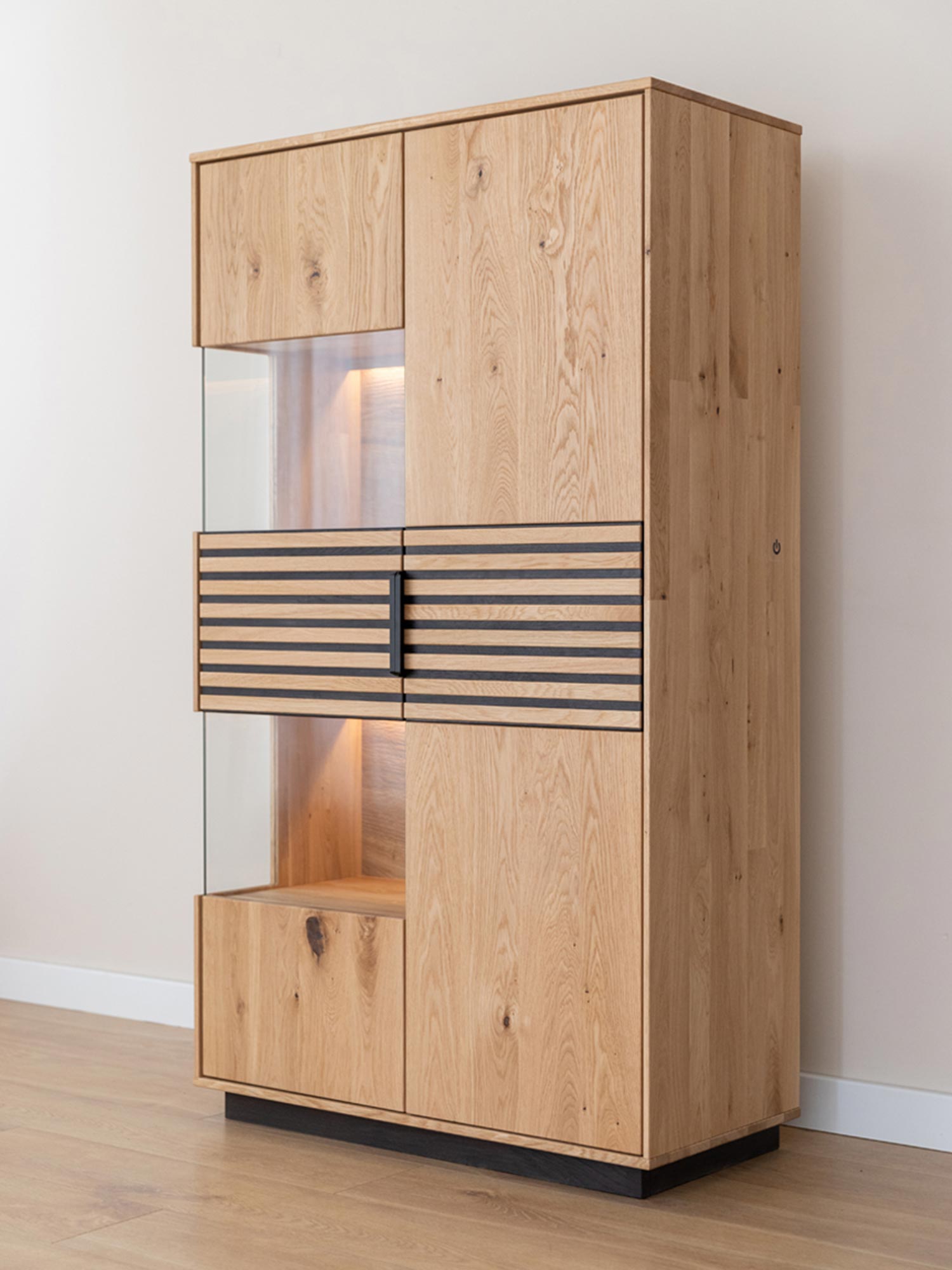 Drewniana witryna z eleganckimi detalami i podświetleniem