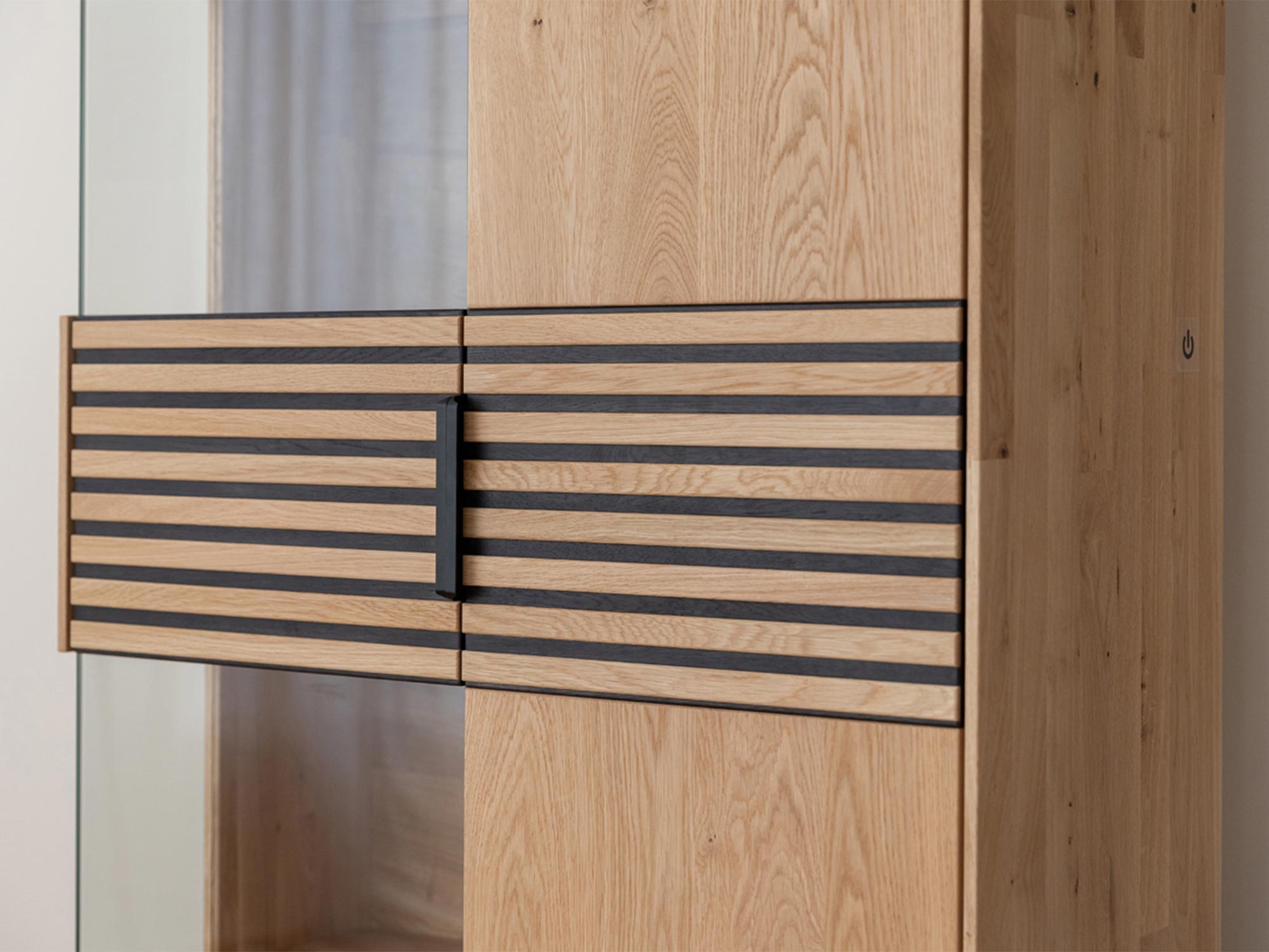 Detal frontu witryny z czarnymi wstawkami i wyrazistymi liniami