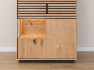 Miniaturka 4 - Drewniana witryna z eleganckimi detalami i podświetleniem