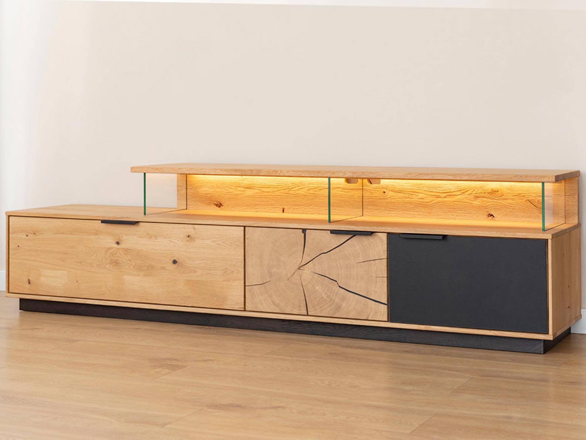 Szafka RTV dębowa z podświetleniem LED i industrialnym designem