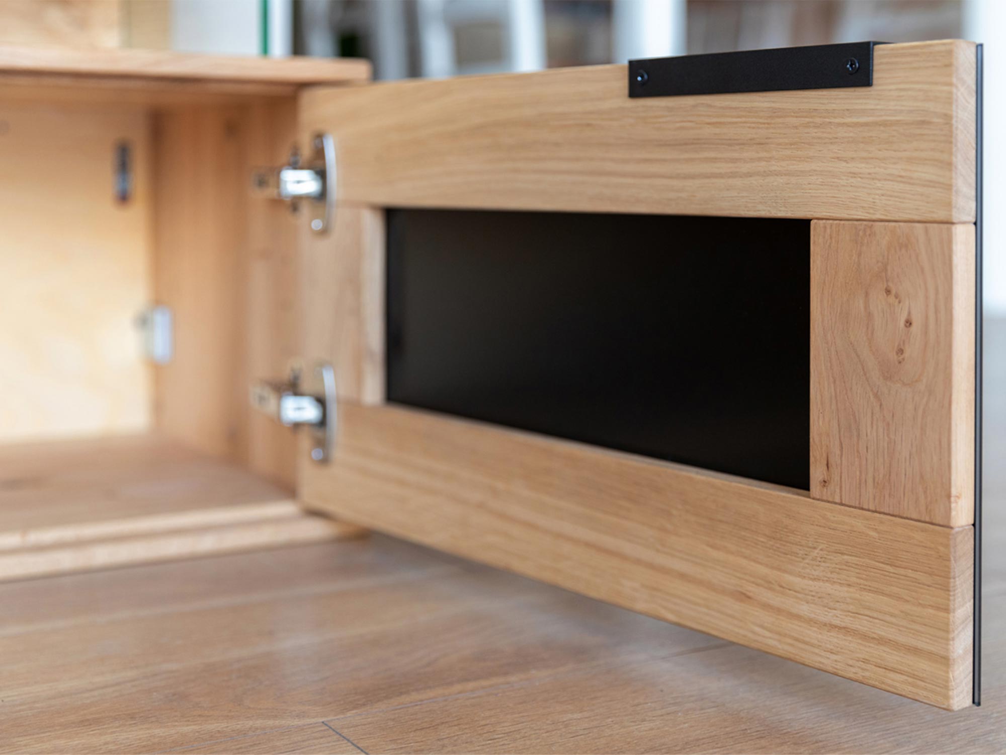 Detal konstrukcji drewnianej komody z solidnymi zawiasami