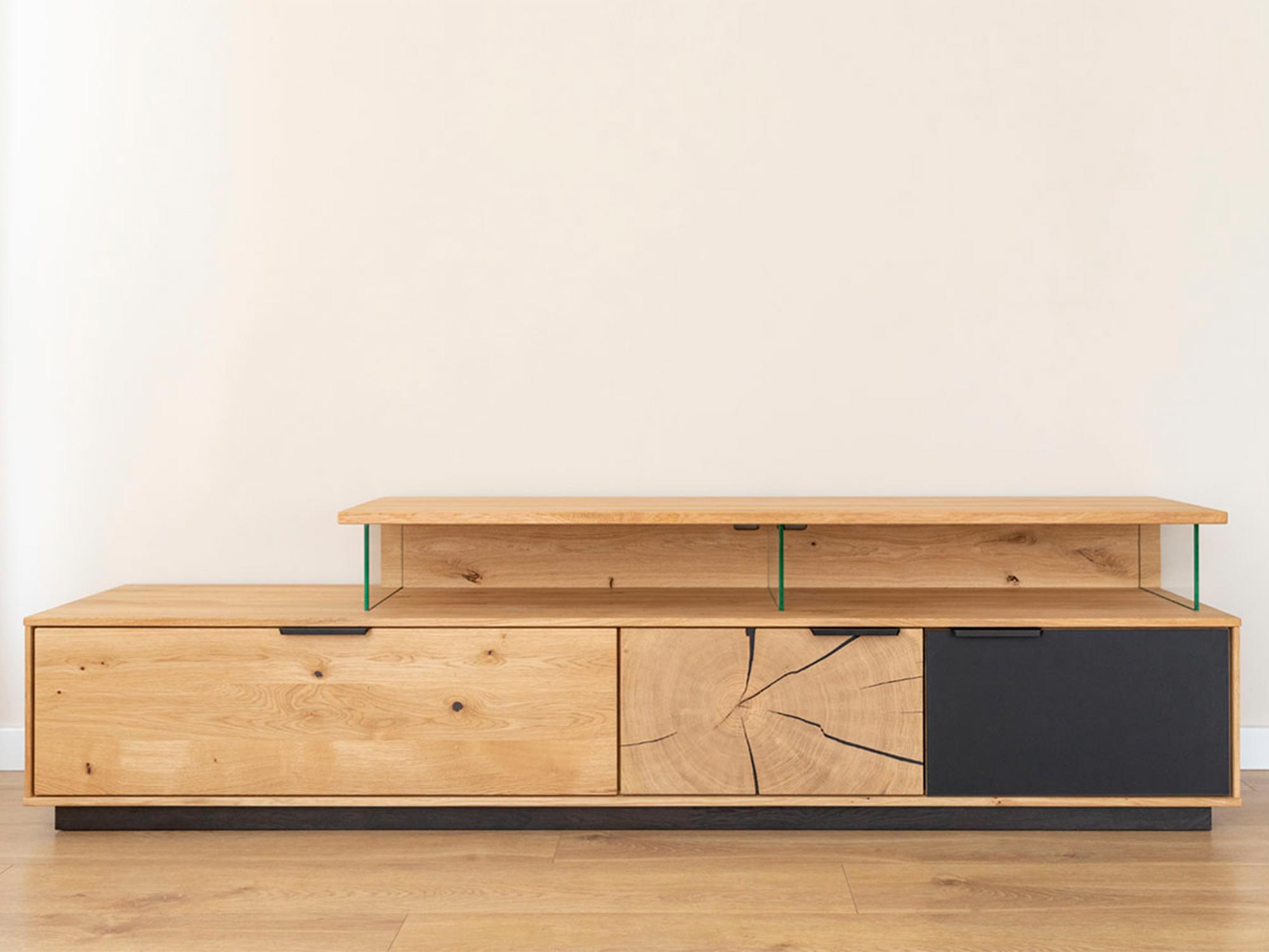 Nowoczesna szafka RTV z czarnymi elementami