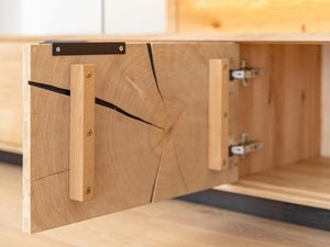 Miniatura 5 - Detail na dvířka od TV skříňky s černými elementami