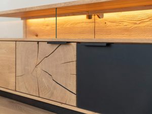 Miniatura 3 - Dřevěná komoda s černými akcenty do nowoczesnych interiérů