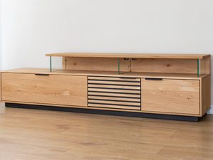 Miniatura 1 - TV skříňka z masivního dubu s černými detalami a szklanymi policemi