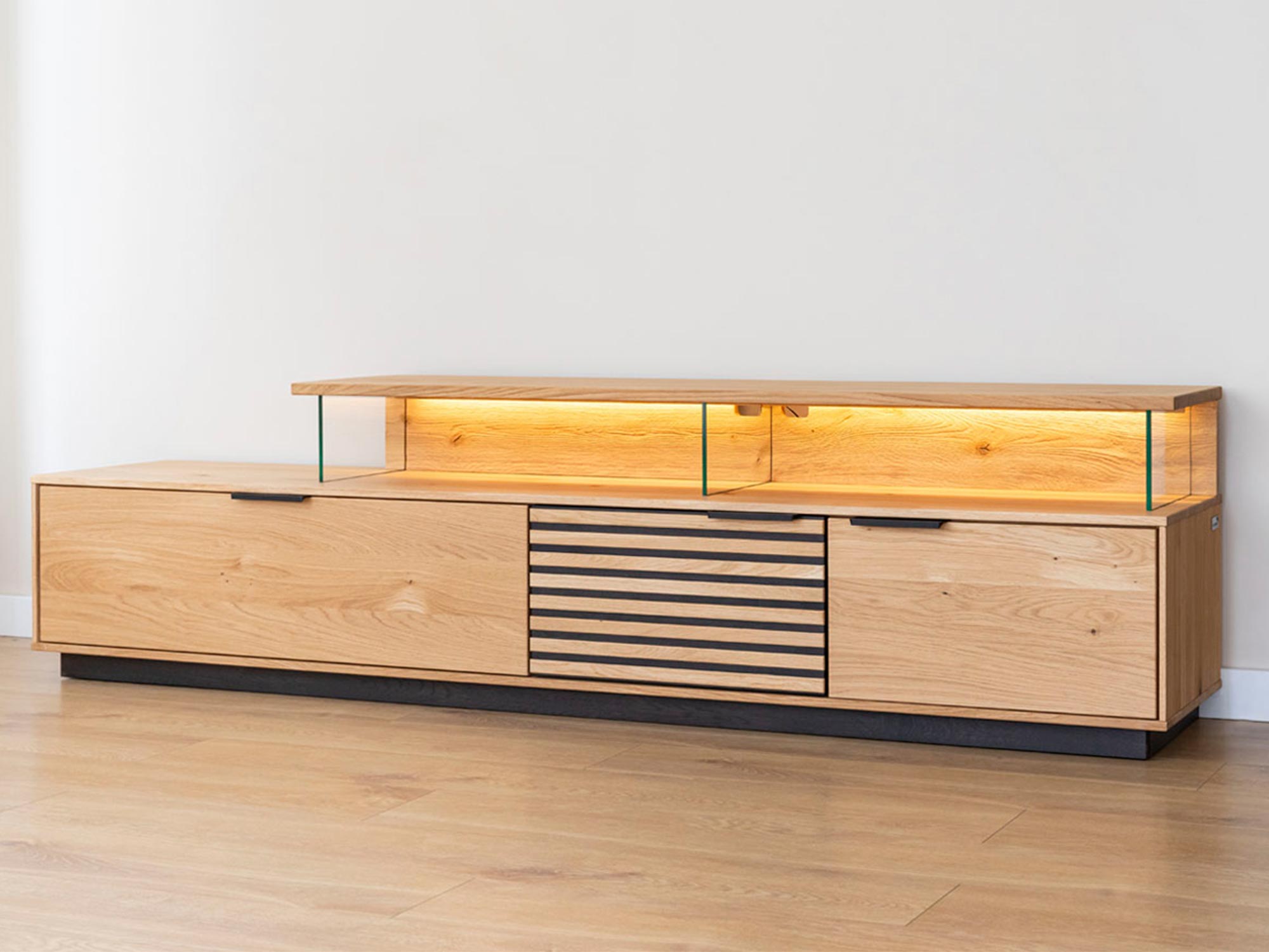 Nowoczesna szafka RTV z drewna dębowego z lamelami i podświetleniem
