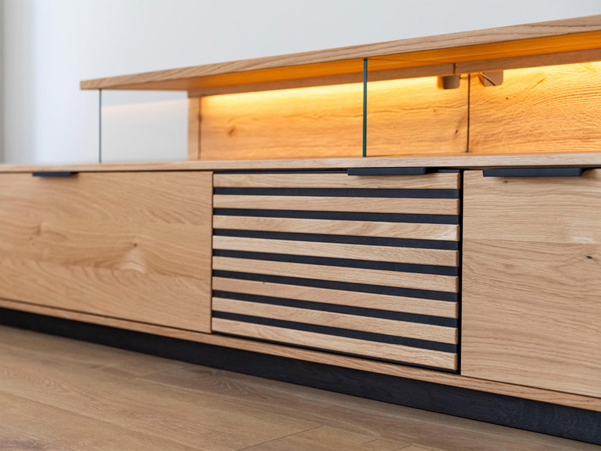 Szafka RTV dębowa z poziomymi wstawkami i podświetleniem
