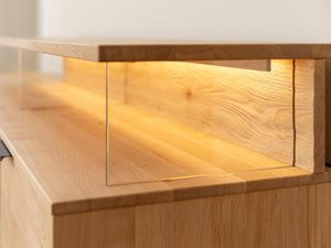 Miniatura 7 - Moderní TV skříňka s dřevěnými čely a szklanymi elementami