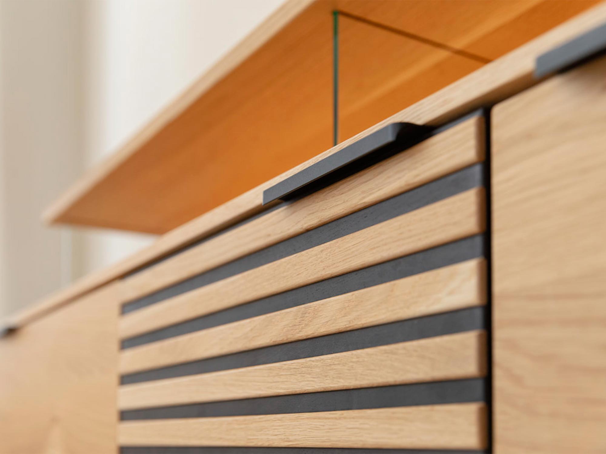 Podświetlana szafka RTV z dębu z czarnymi detalami