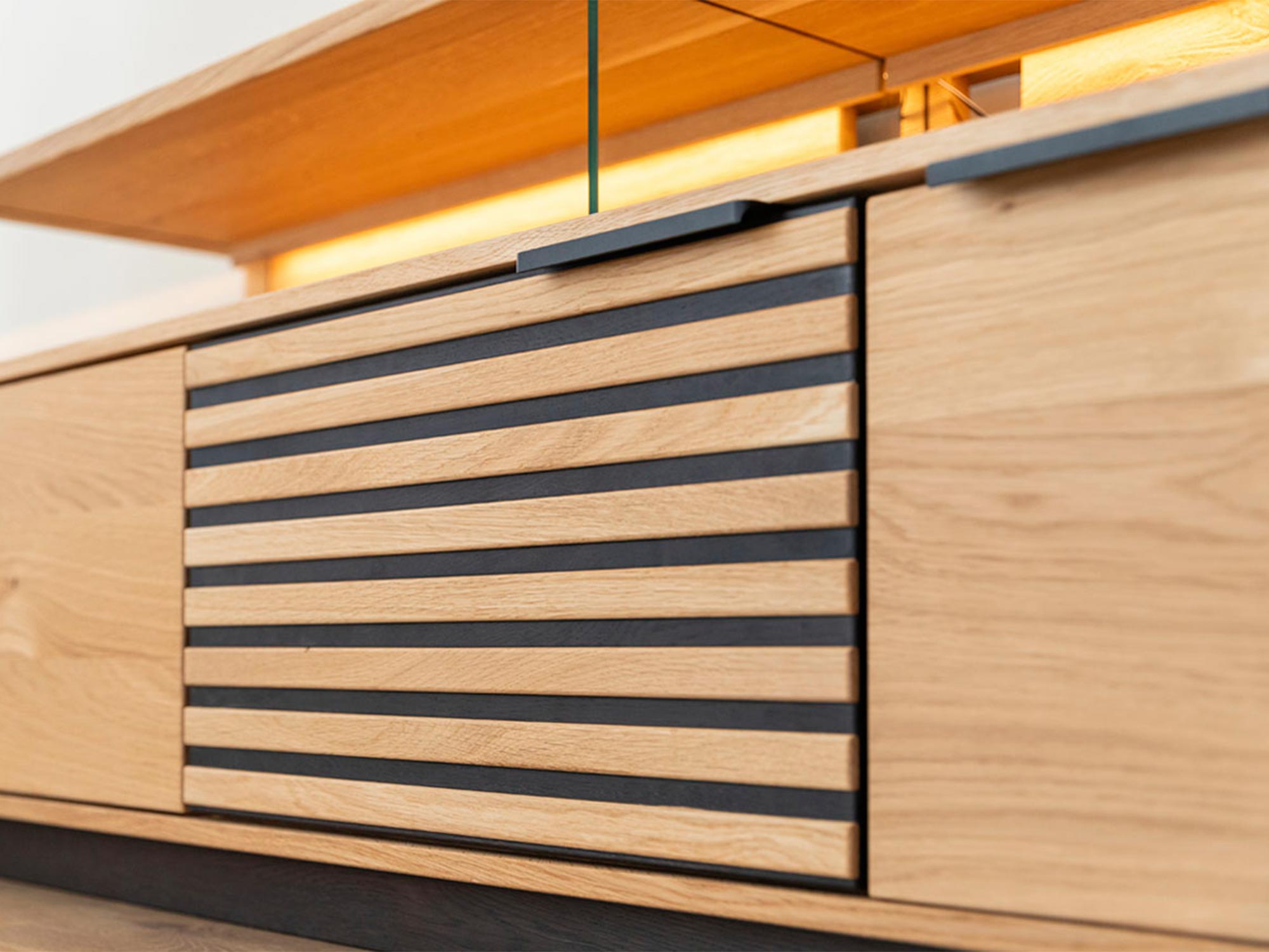 Detal poziomych listew w szafce RTV z litego dębu