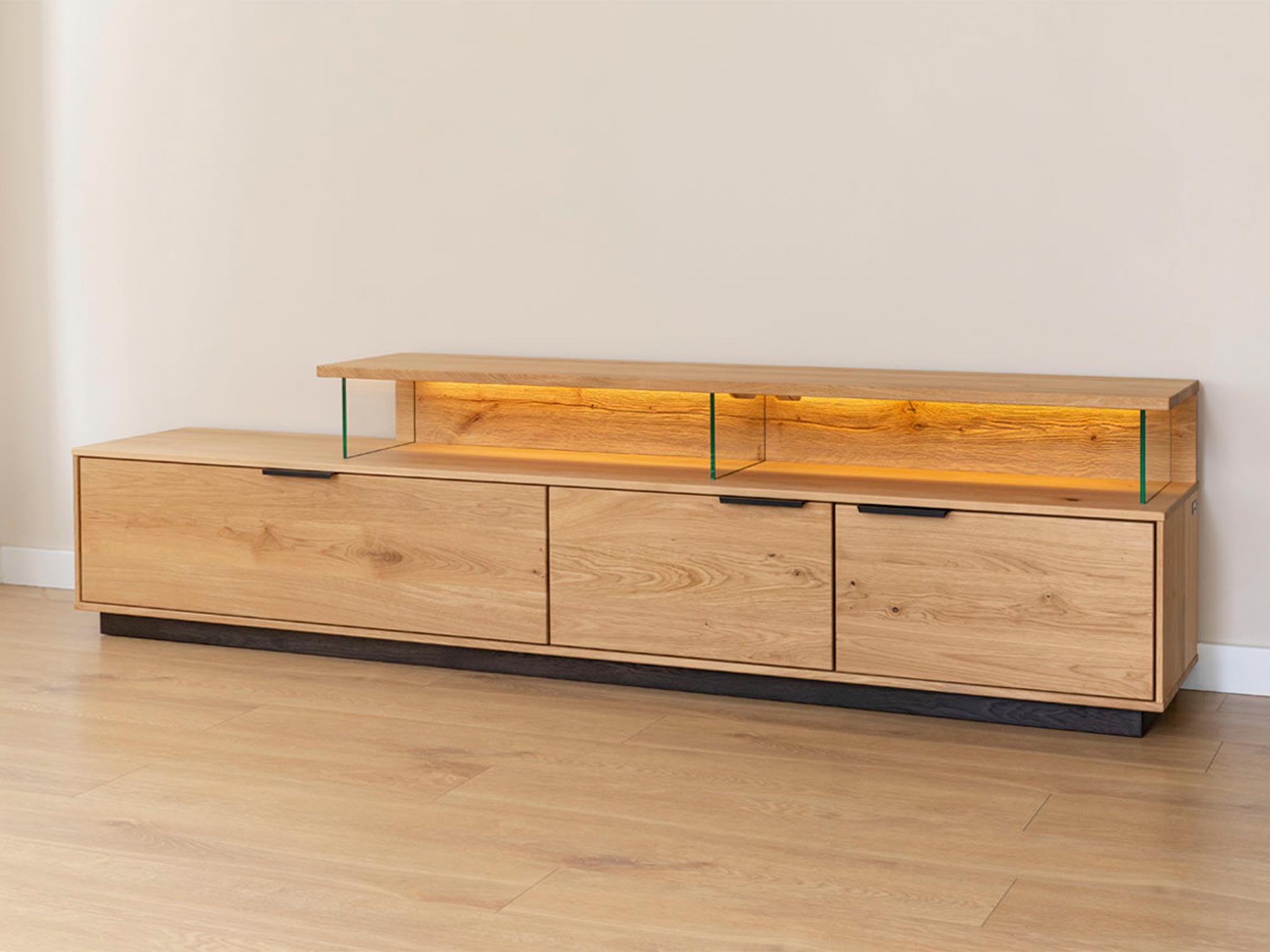 Nowoczesna szafka RTV z podświetleniem LED i czarnymi wstawkami