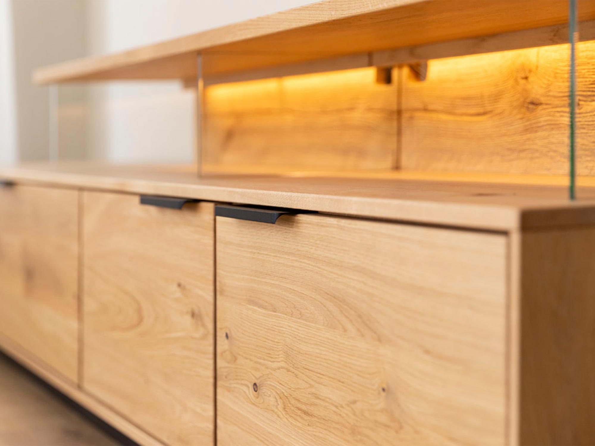 Drewniana szafka RTV z nowoczesnym designem i szklanymi elementami