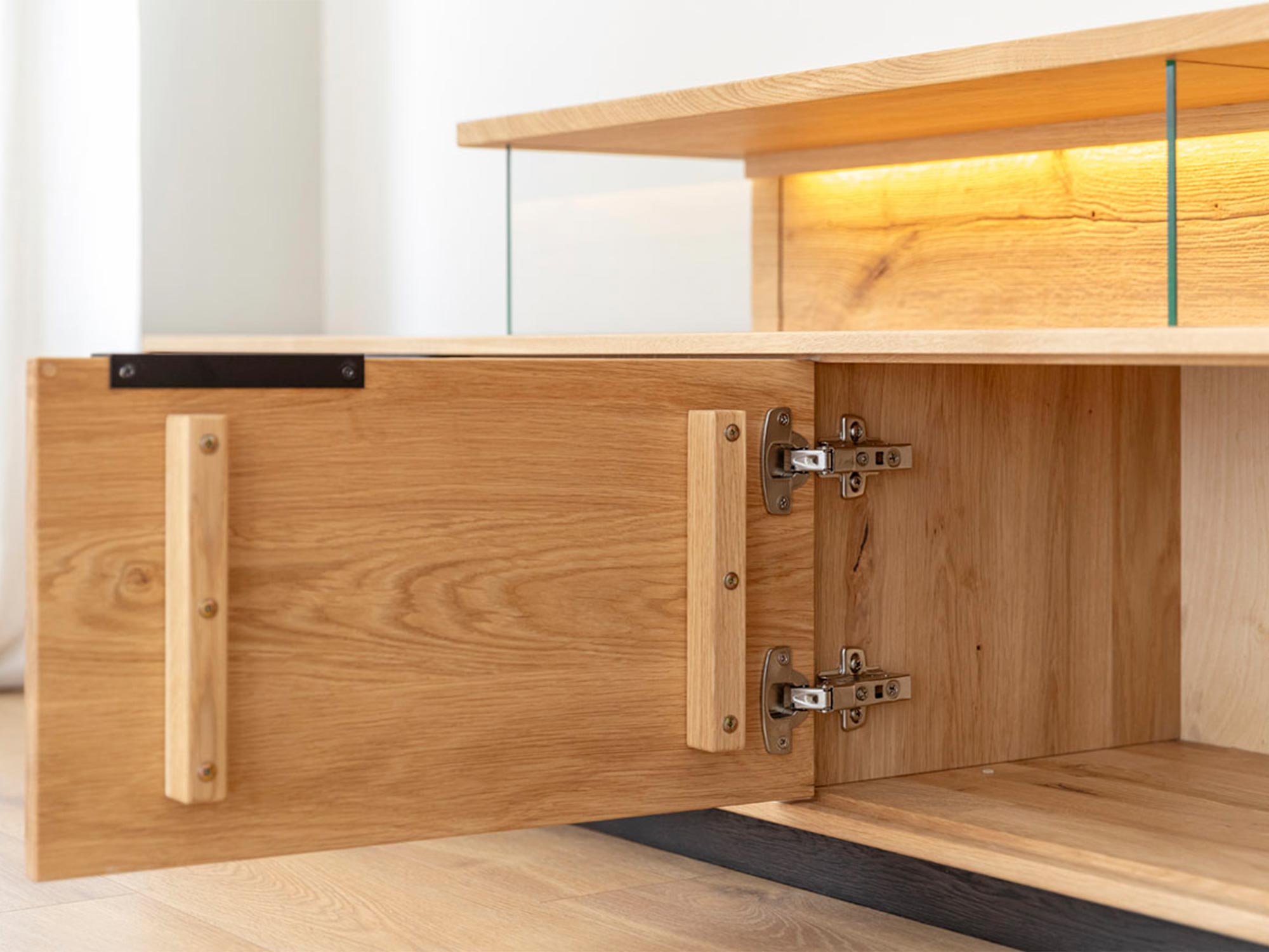 Detal konstrukcji szafki RTV z litego drewna dębowego