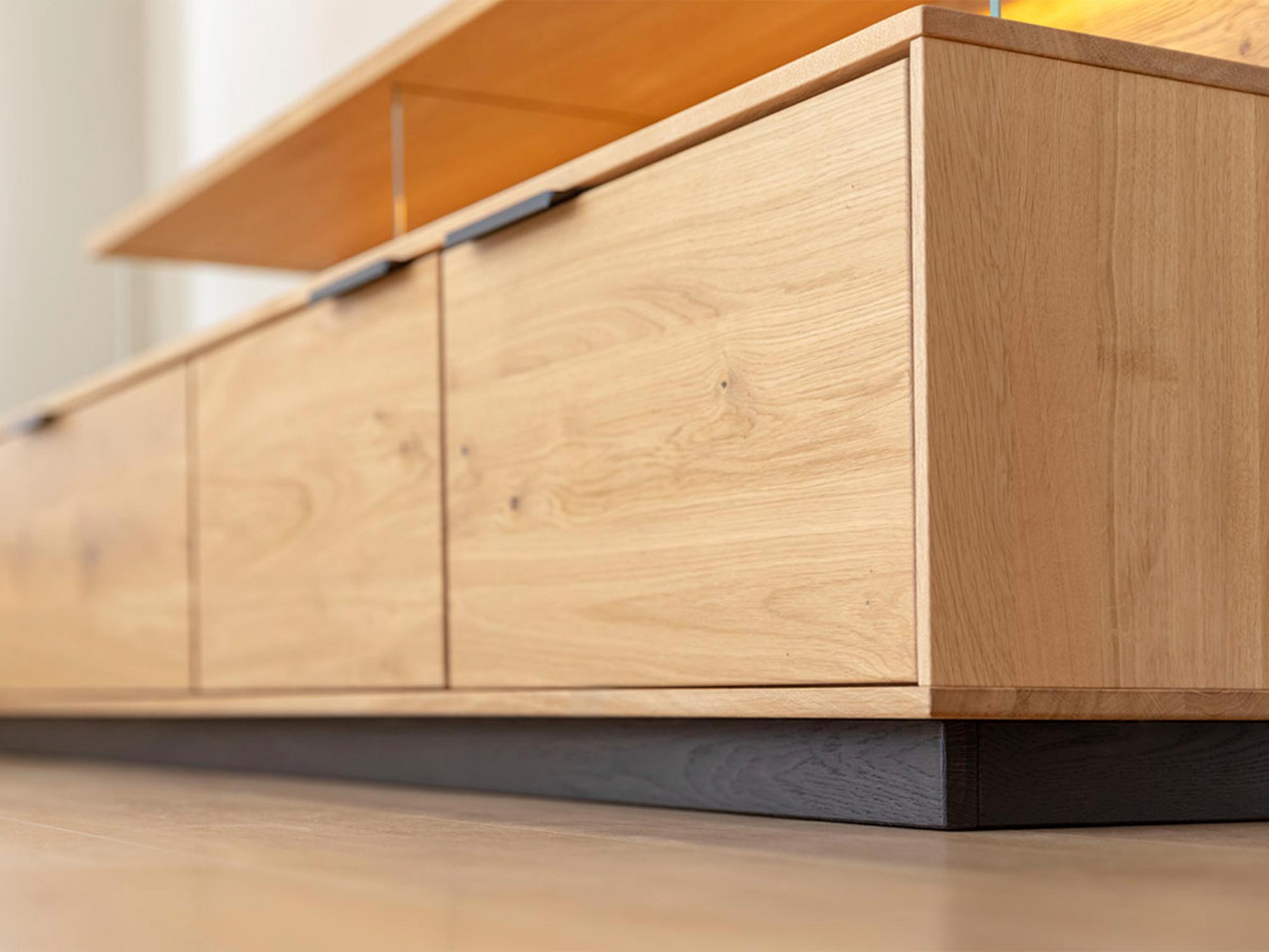 Nowoczesna szafka RTV z litego drewna z eleganckim designem