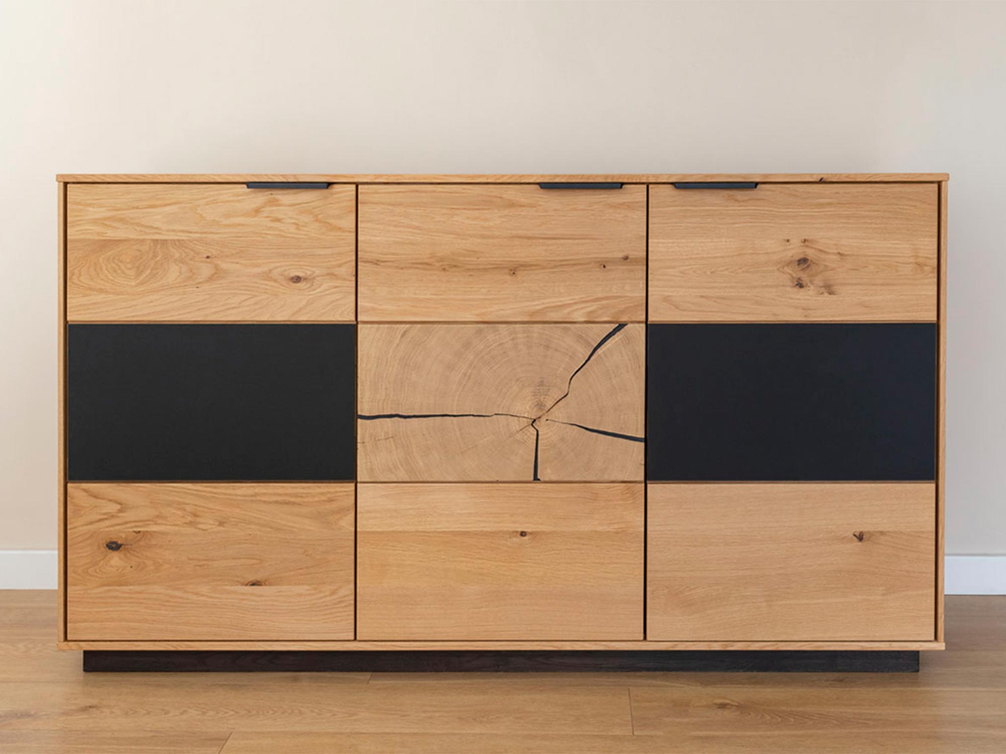Nowoczesna komoda dębowa z geometrycznymi frontami