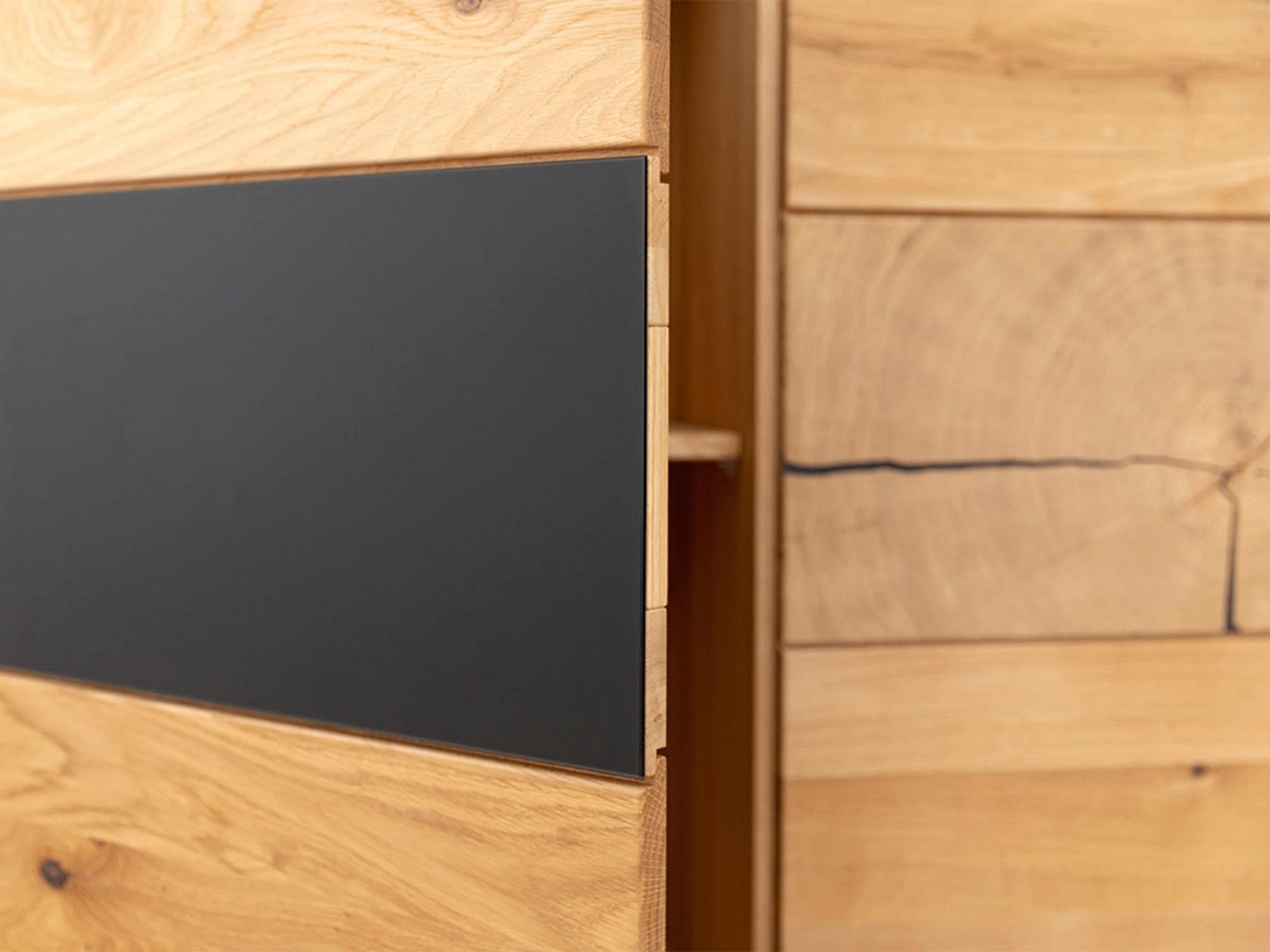 Komoda dębowa z czarnymi akcentami do nowoczesnych wnętrz