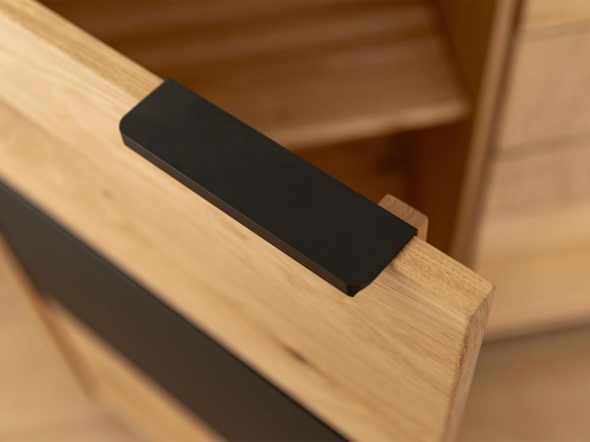 Fragment komody z litego dębu z eleganckimi detalami