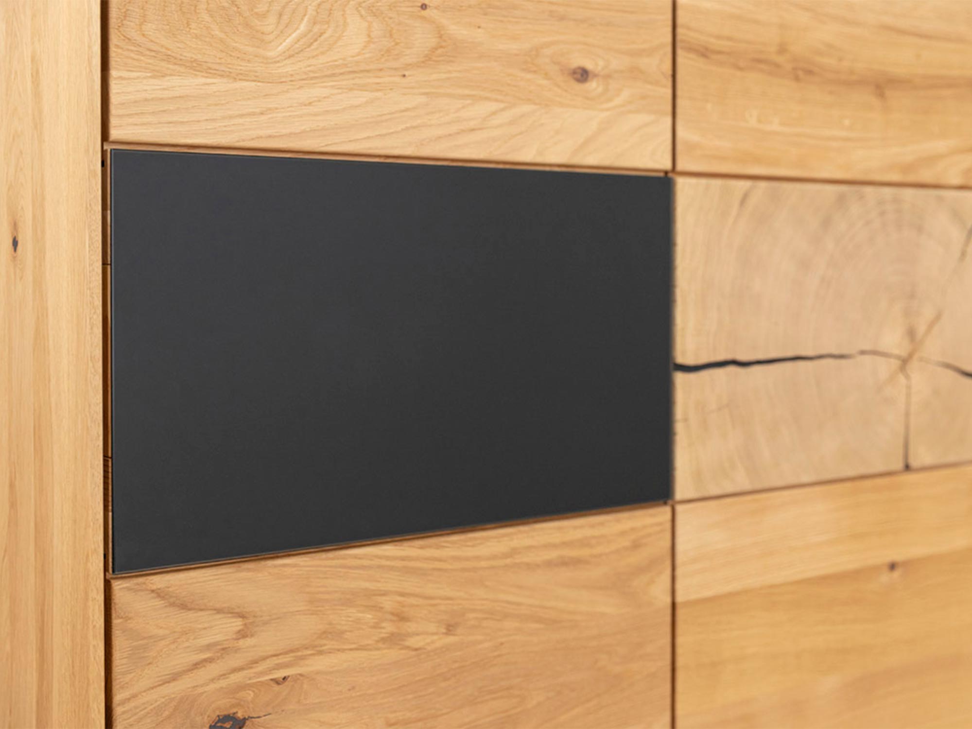 Detal drewnianej komody dębowej z widocznym usłojeniem drewna