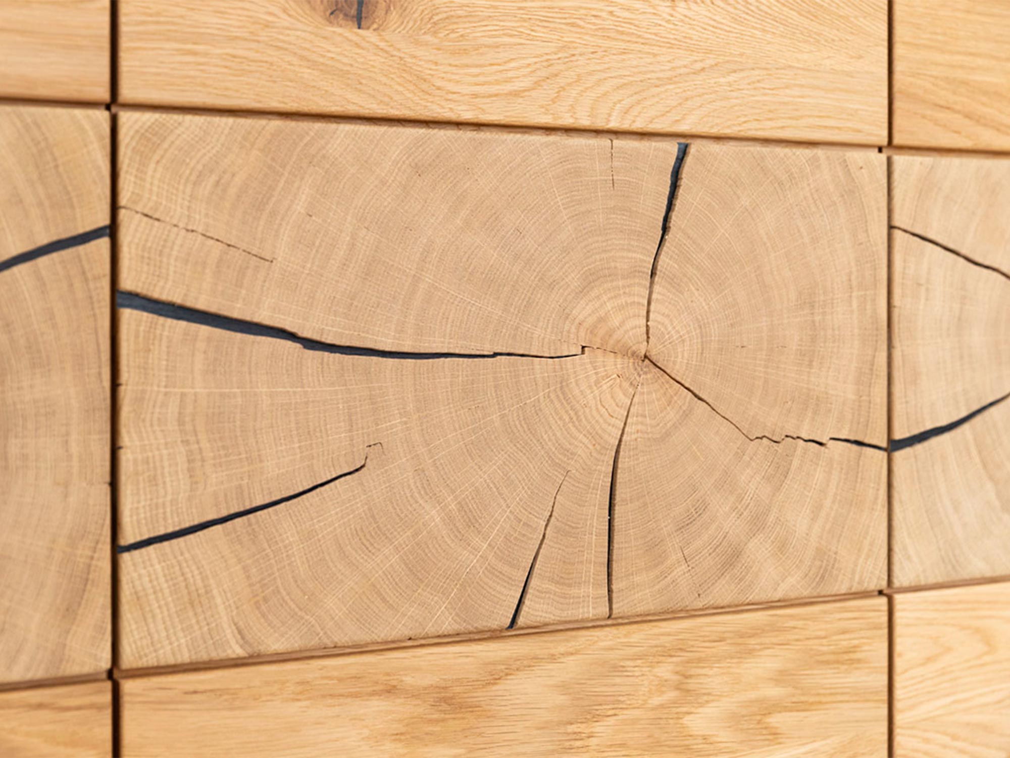 Komoda dębowa z nowoczesnymi czarnymi detalami