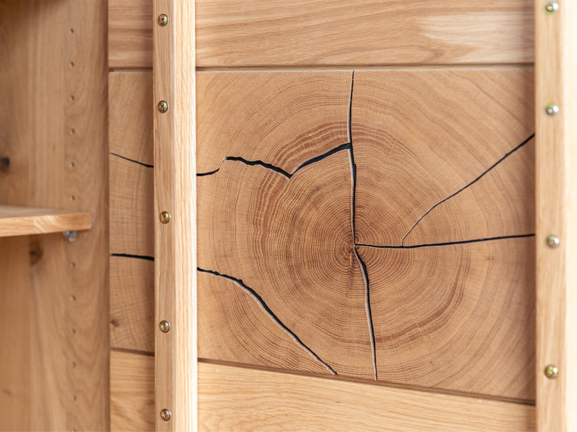 Detal frontu komody dębowej z widocznym rysunkiem drewna