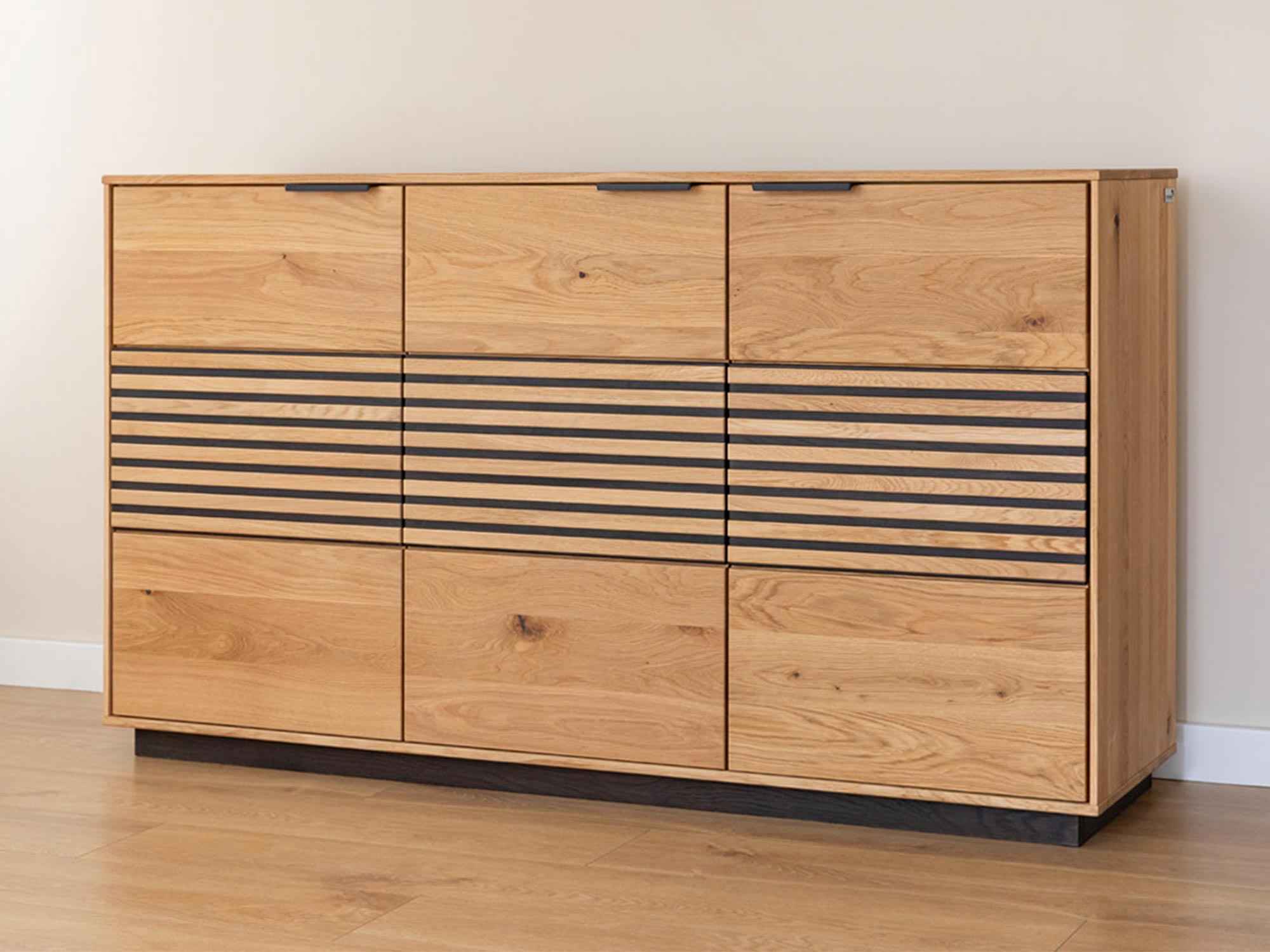 Komoda z litego drewna dębowego z poziomymi wstawkami