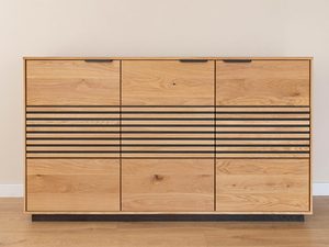 Miniaturka 2 - Nowoczesna komoda dębowa z czarnymi poziomymi akcentami