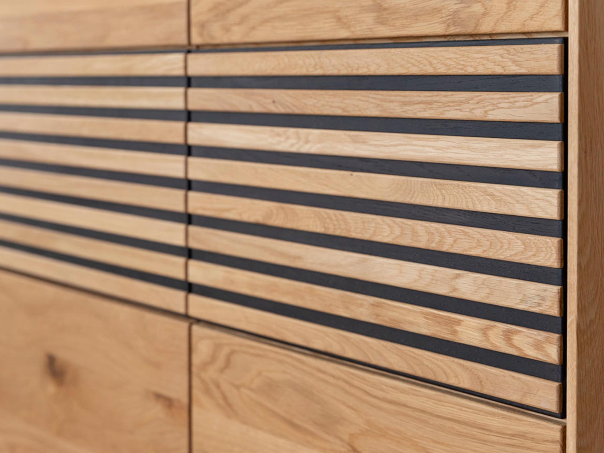 Nowoczesna komoda dębowa z oryginalnym wzorem na frontach
