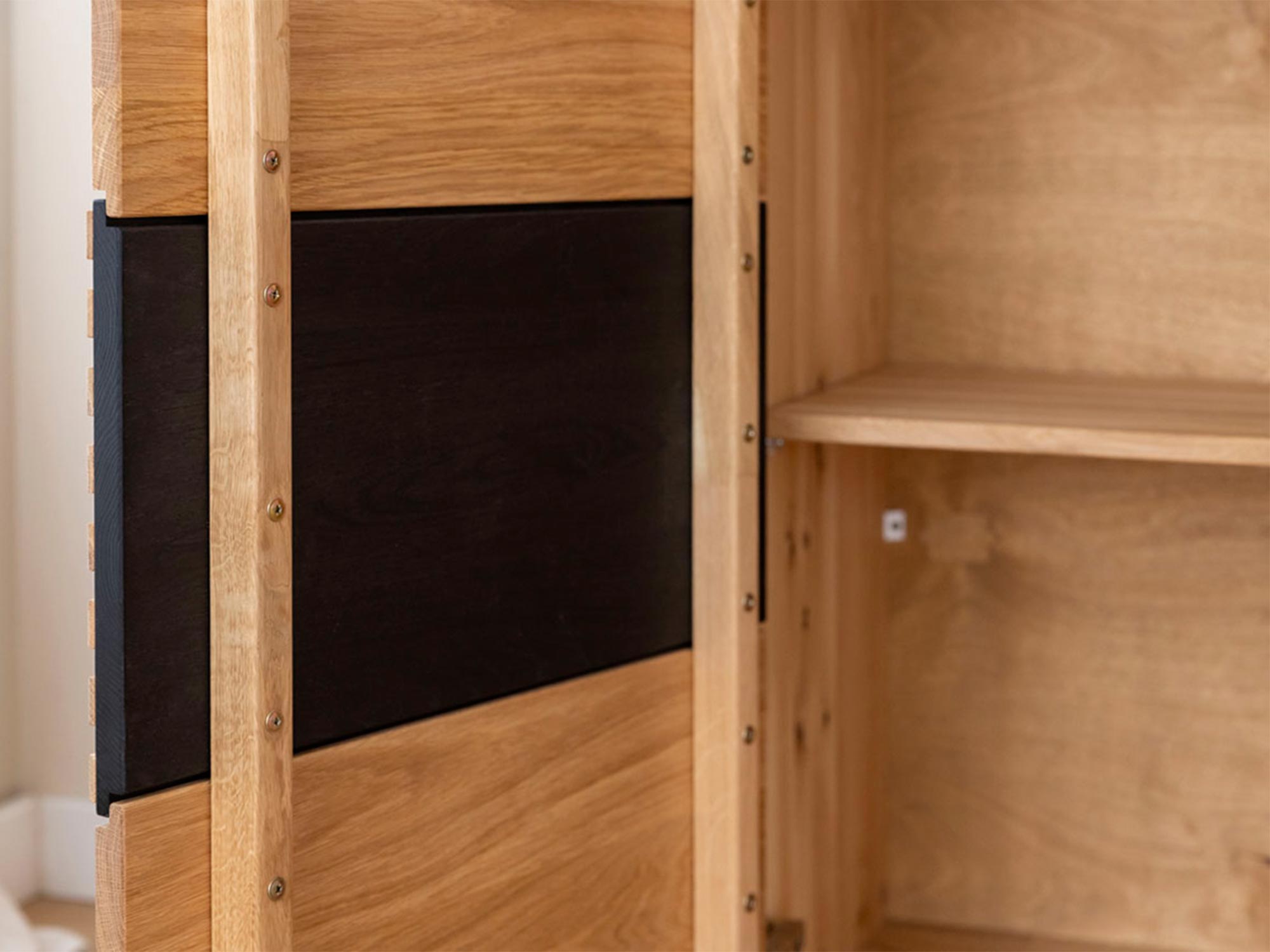 Detal frontu komody dębowej z subtelnym rysunkiem drewna