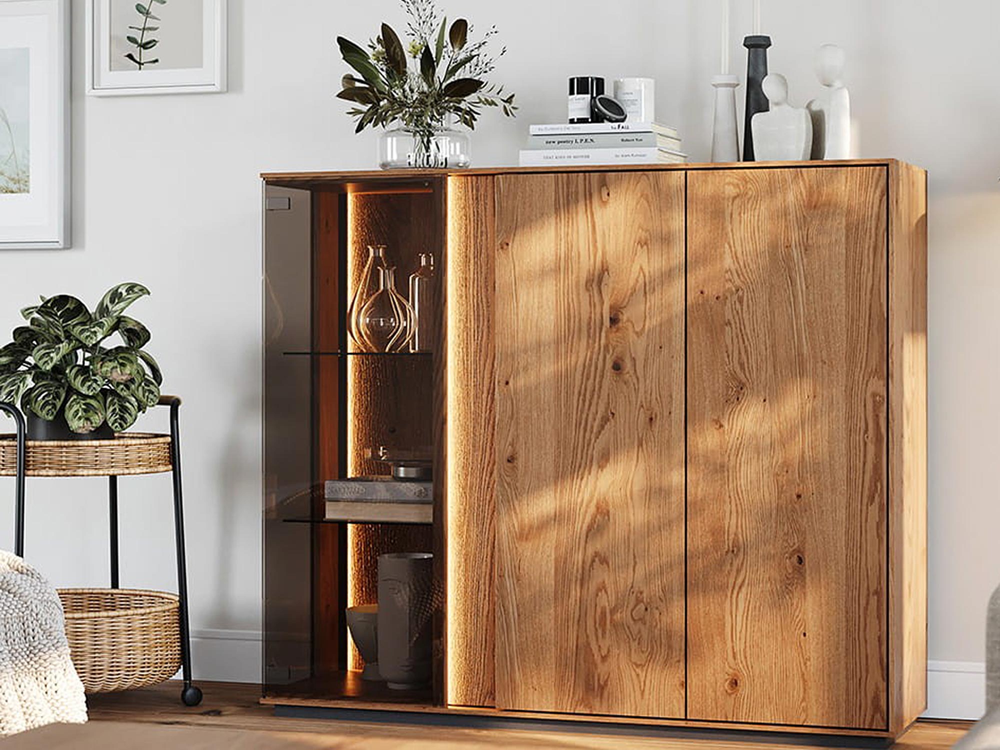 Nowoczesnaq niska witryna z drewna dębowej z przeszkleniem i oświetleniem