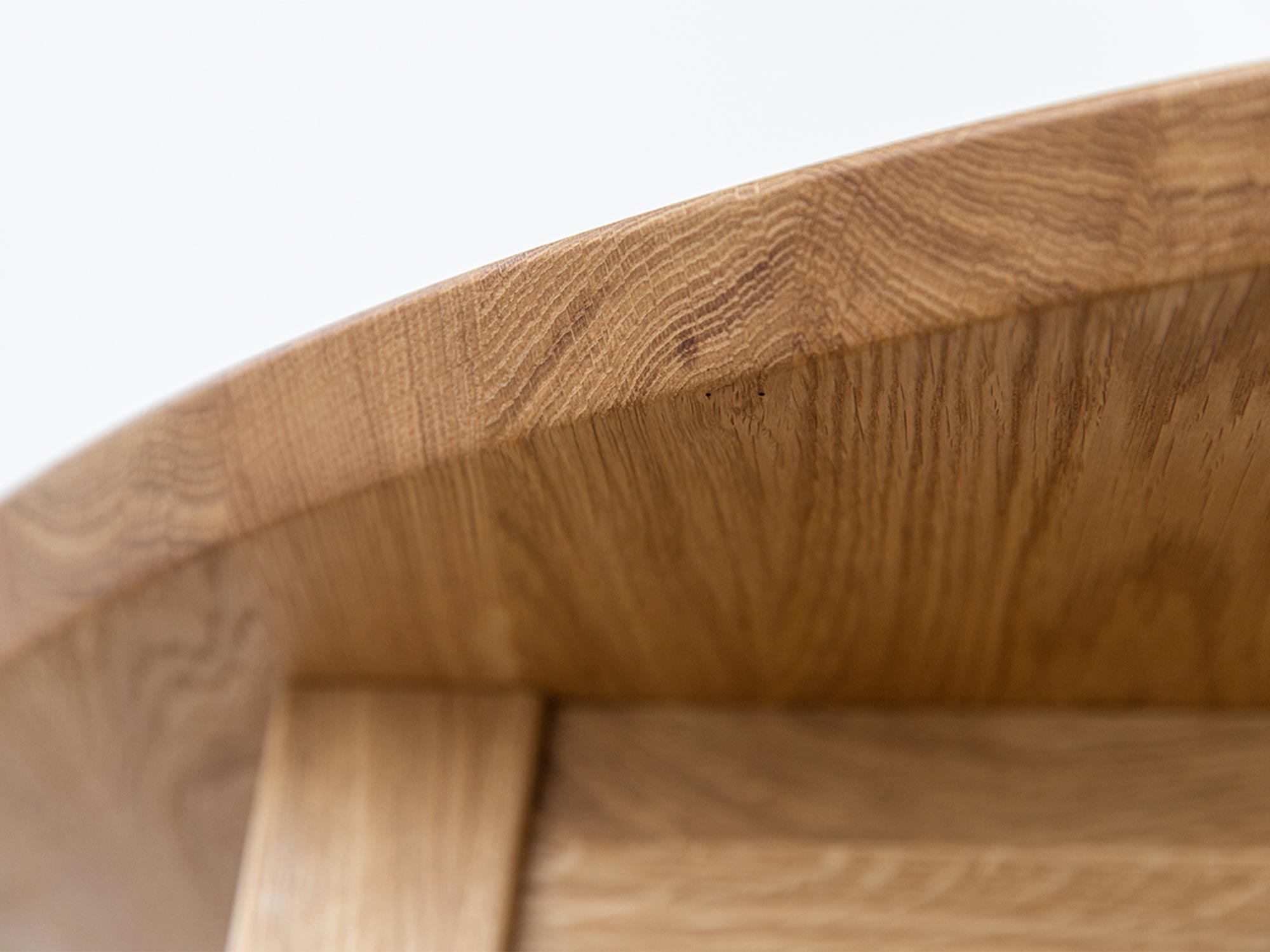 Zbliżenie blatu stołu dębowego, naturalne usłojenie drewna