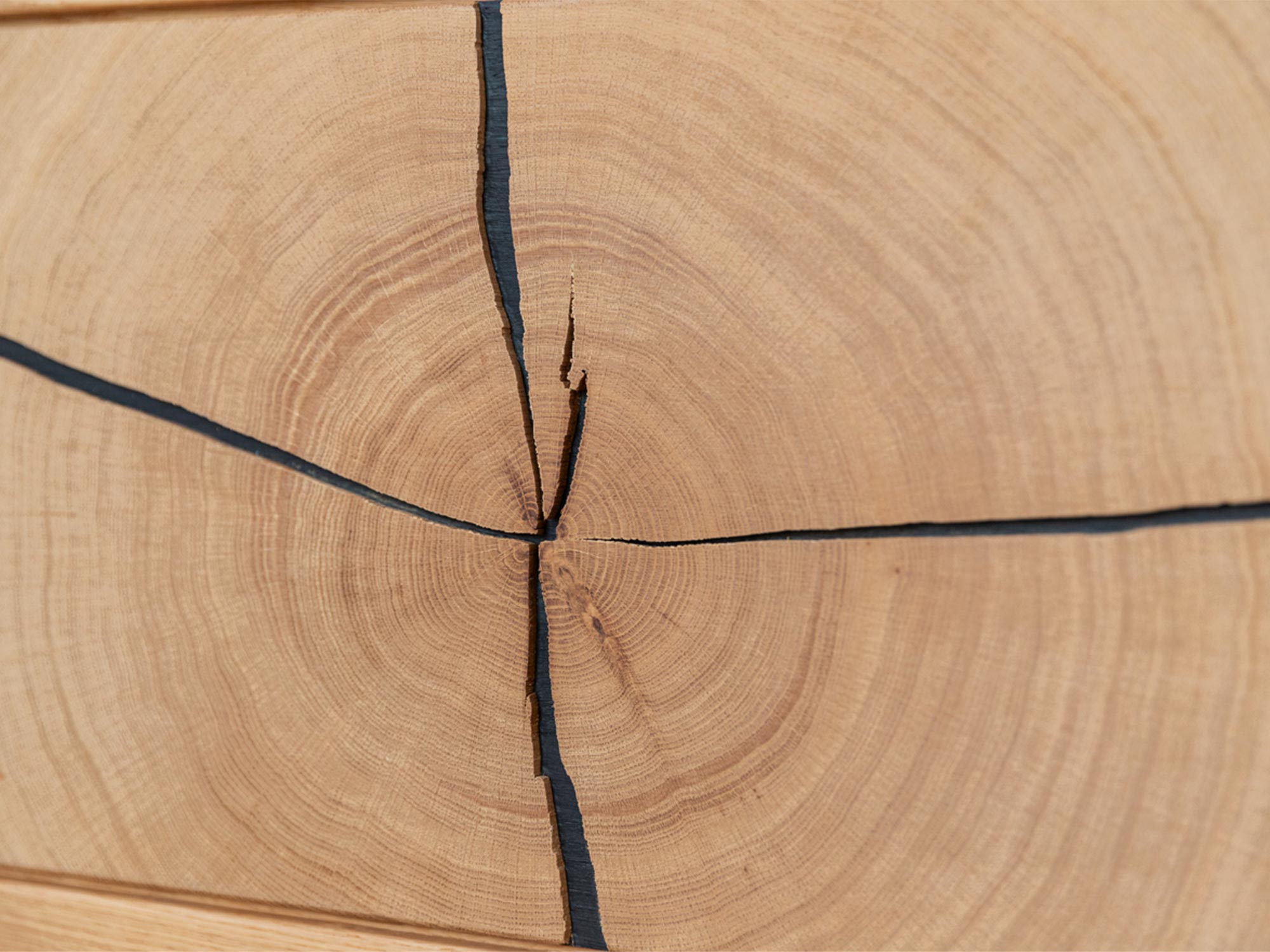 Front szafki RTV z pęknięciami i naturalnym rysunkiem drewna