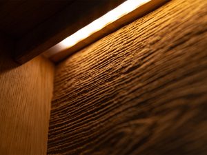 Miniatura 9 - Moderní vitrína s LED podsvícením a industriálním wzornictwem