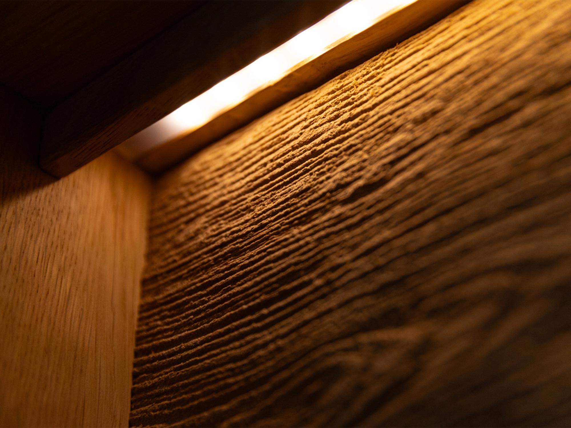 Nowoczesna witryna z podświetleniem LED i industrialnym wzornictwem