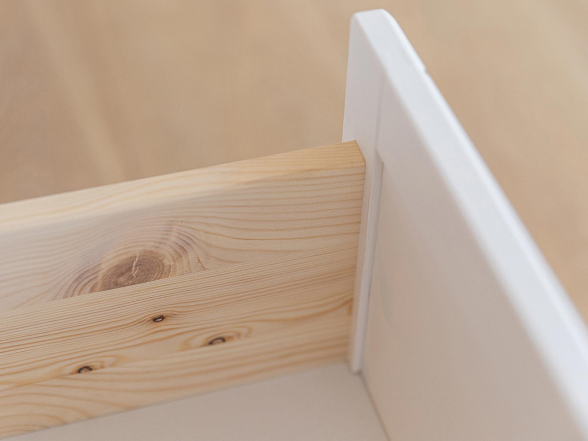 Zbliżenie na front szuflady z drewnianym blatem w stylu rustykalnym.