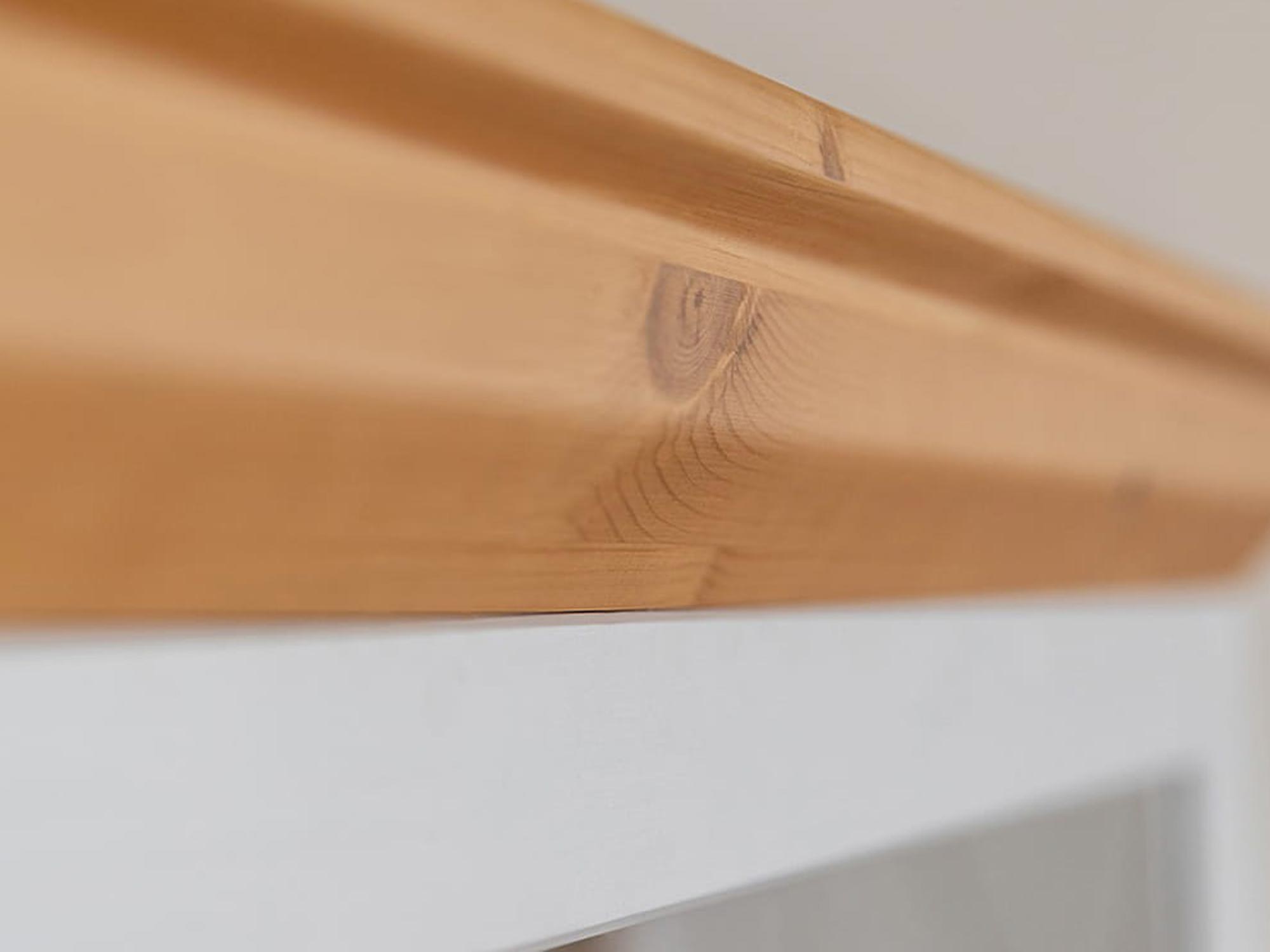 Zbliżenie na drewniany blat od lustra