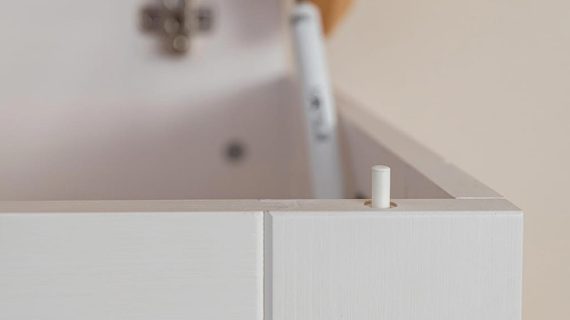 Miniaturka 3 - Detal białej szuflady z drewnianym uchwytem w stylu rustykalnym