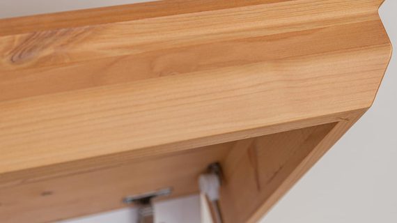 Miniaturka 4 - Zbliżenie na naturalne drewno sosnowe z wyraźnym usłojeniem