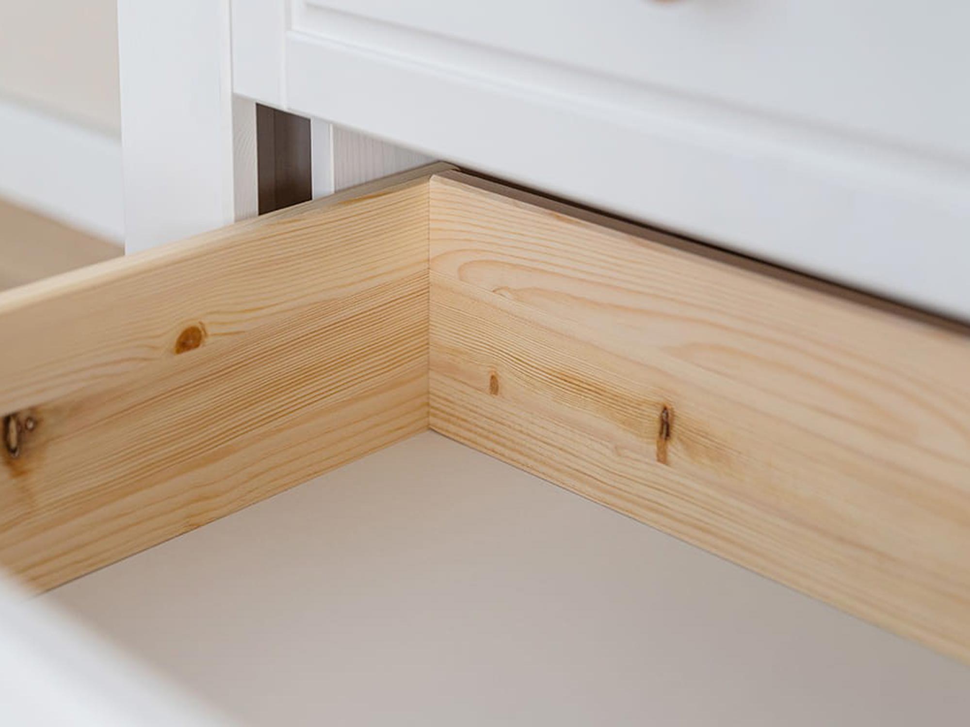 Detal na element drewniany w wąskiej szafie