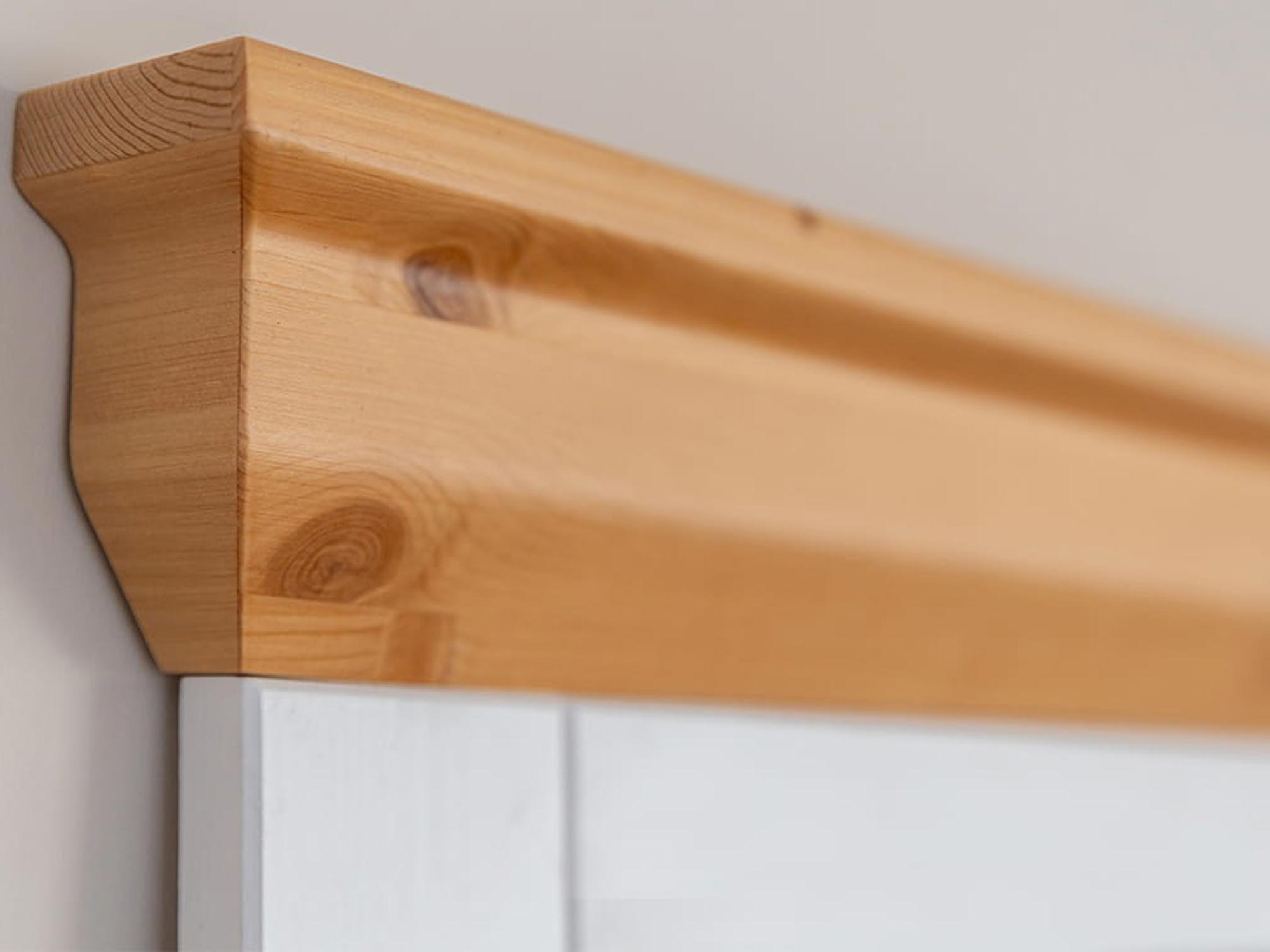 Zbliżenie na drewniana ramę lustra