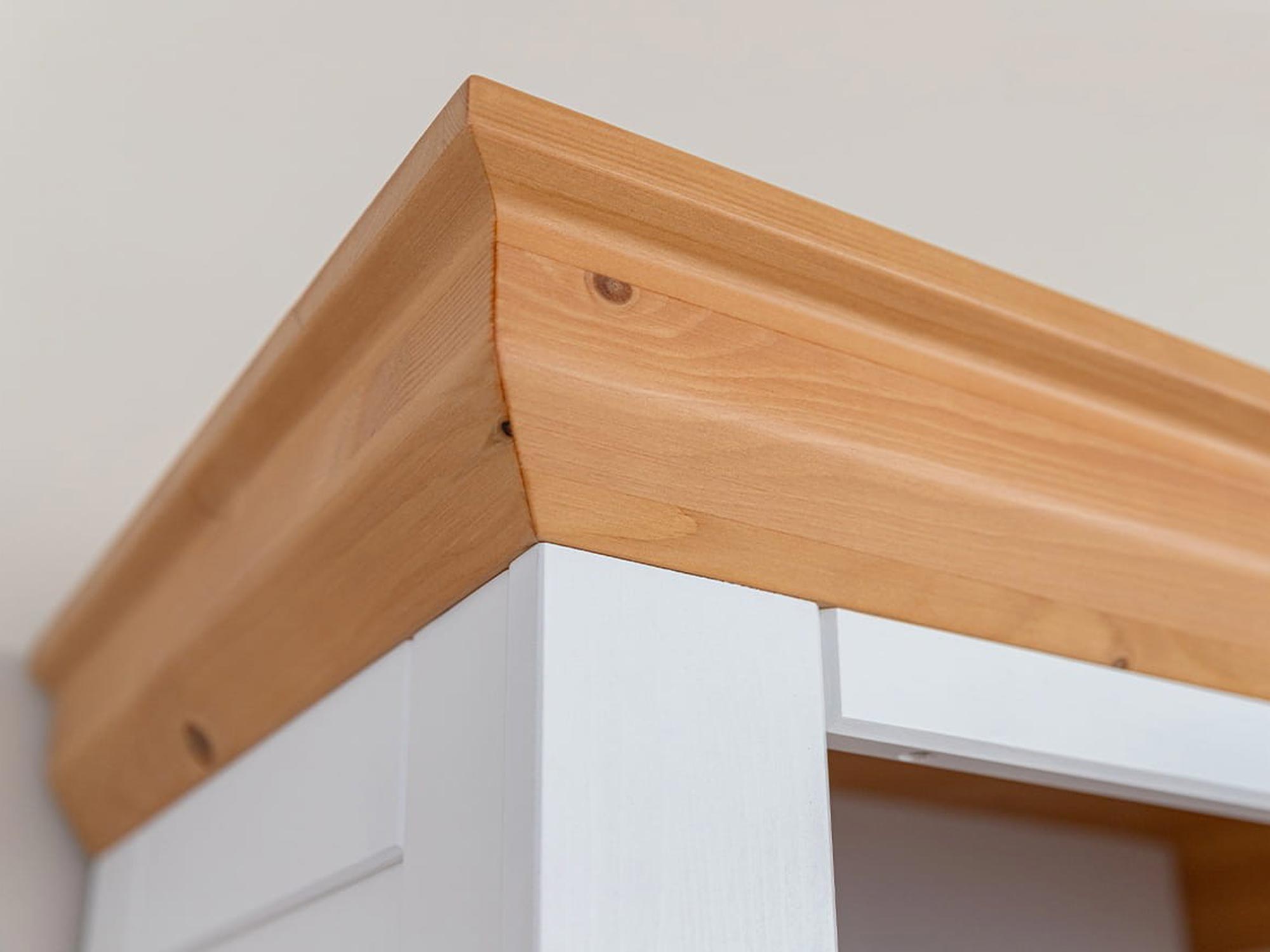 Detal wykończenia drewnianego blatu w stylu rustykalnym