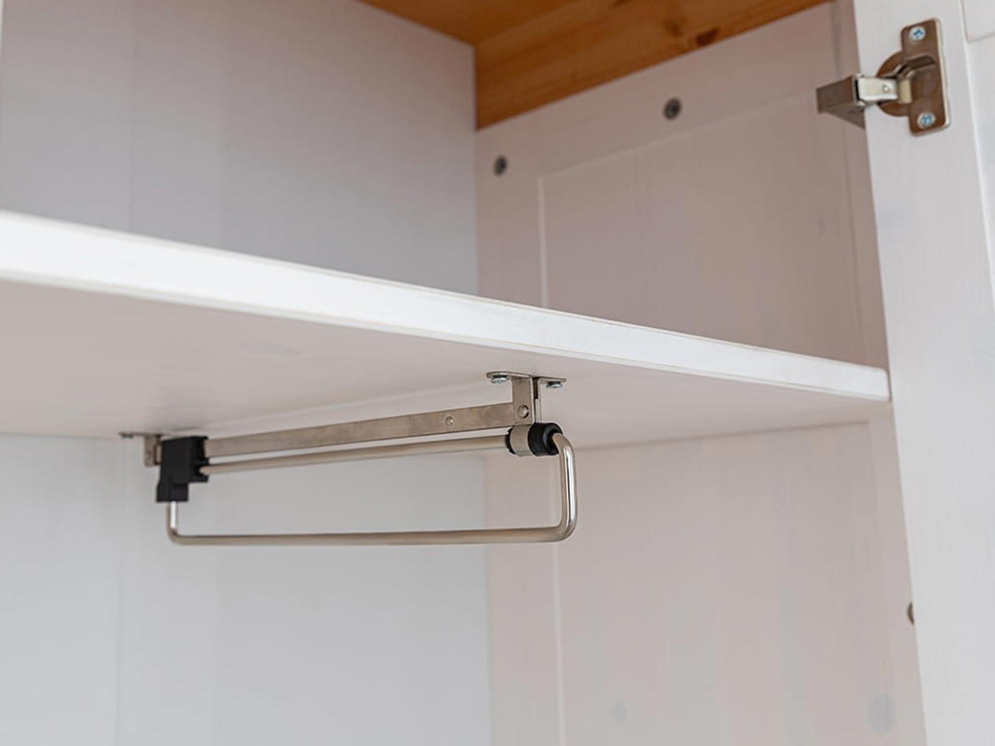 Detal na półkę drewnianą w wąskiej szafie