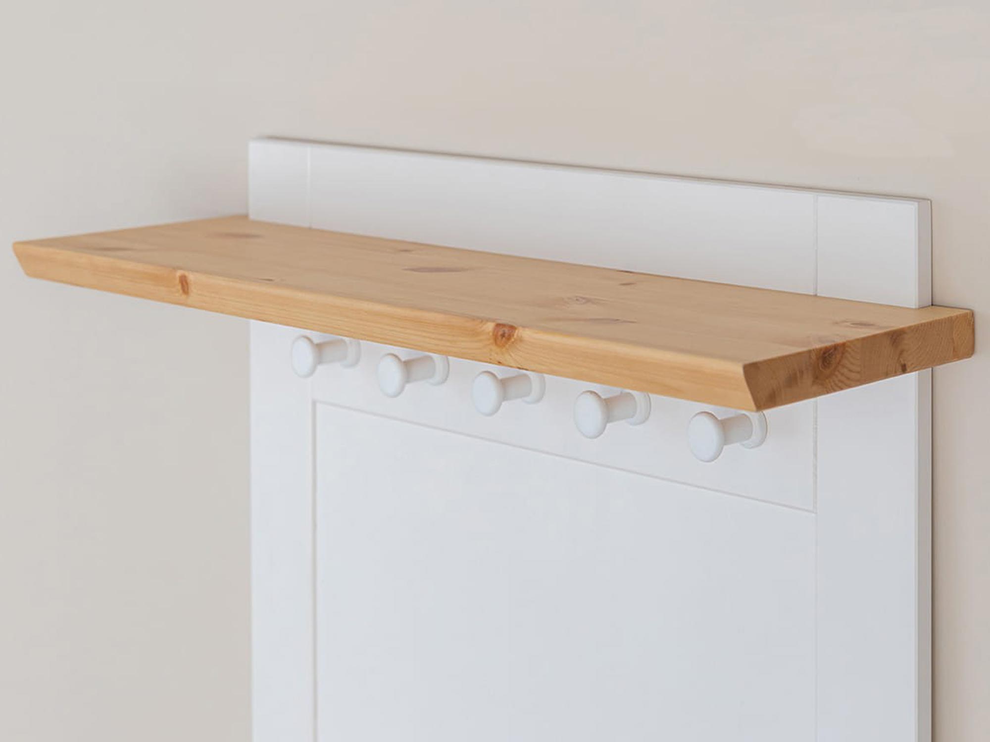 Detal wykończenia drewnianego blatu mebla