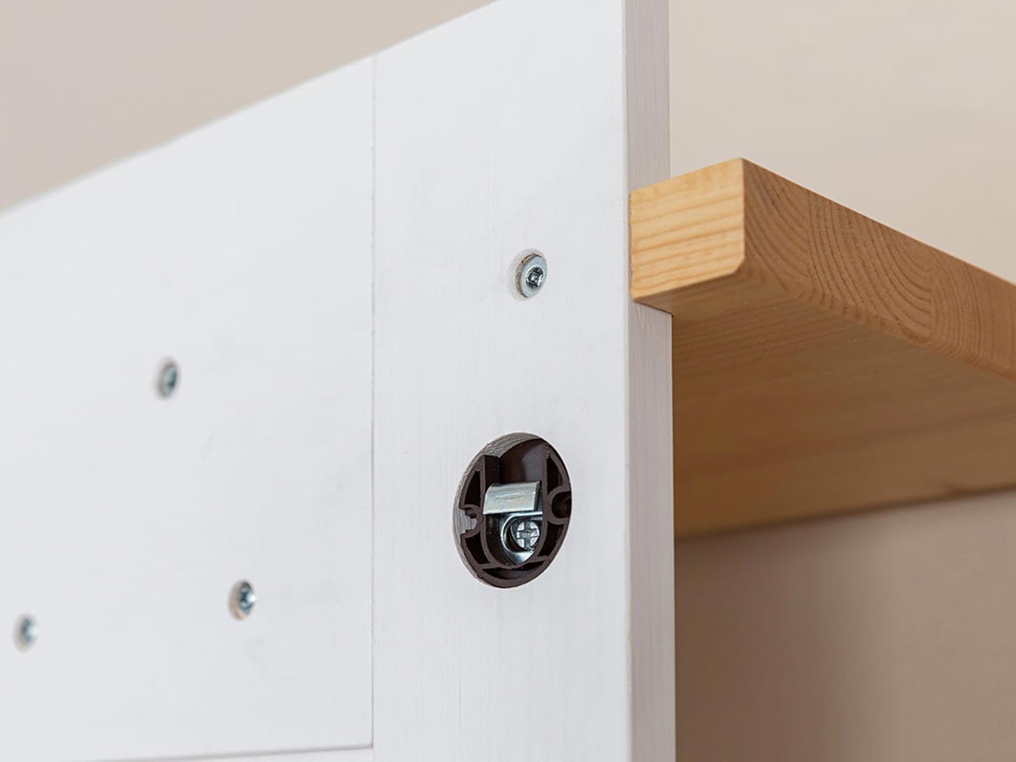 Biały panel z wieszakami i drewnianym elementem