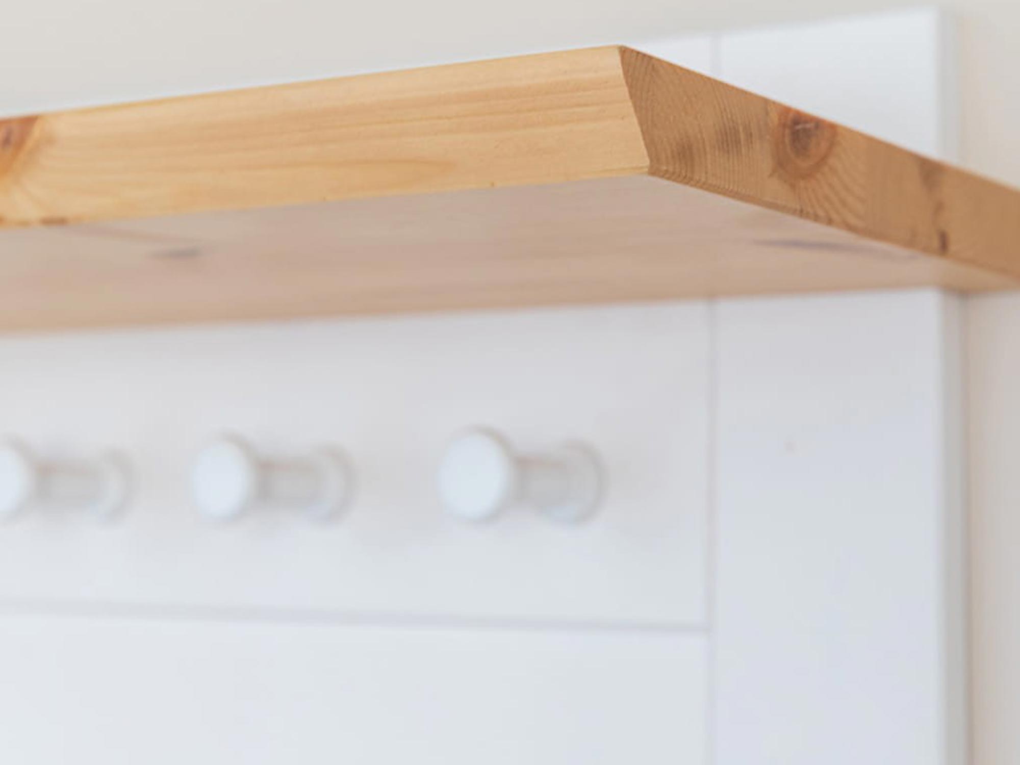 Detal uchwytów w stylu retro do białych mebli