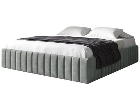 Szare łóżko tapicerowane w stylu soft loft z pikowanym bokiem i czarną narzutą.