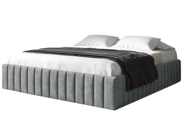 Šedé čalouněná postel ve stylu soft loft z prošívaným bokiem a černou přehozem.
