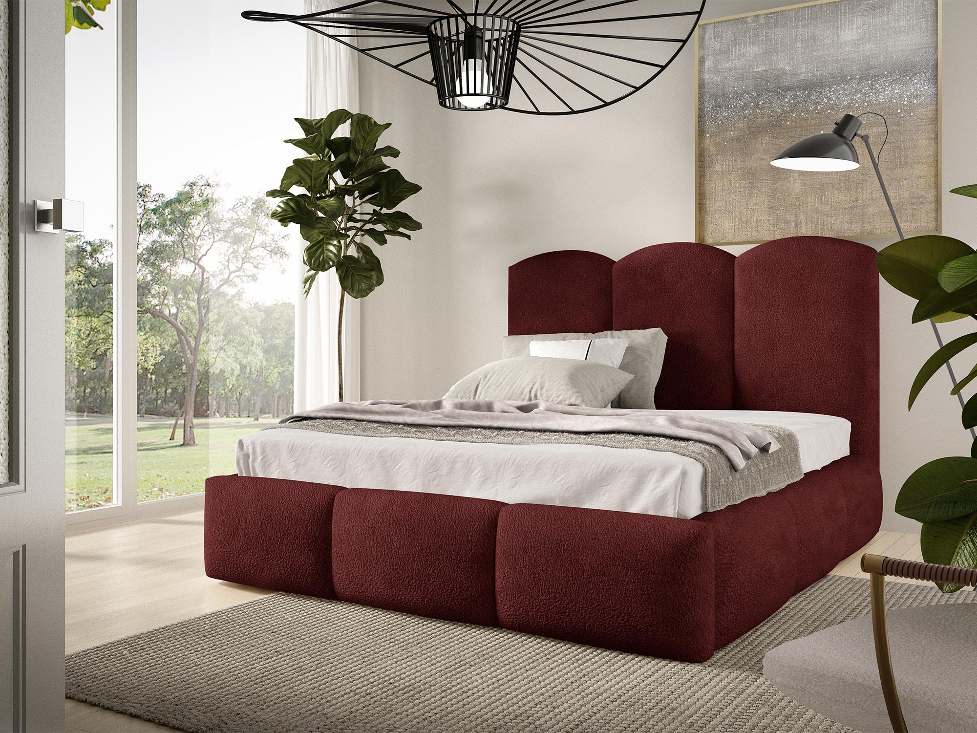 Bordowe łóżko tapicerowane w stylu glamour z tekstylnym wykończeniem i jasną narzutą. Bordowe łóżko tapicerowane w stylu glamour z tekstylnym wykończeniem i jasną narzutą.